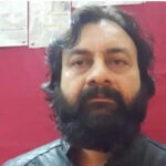 A gangster was killed while being taken to court when the police escort got trapped in a traffic jam.