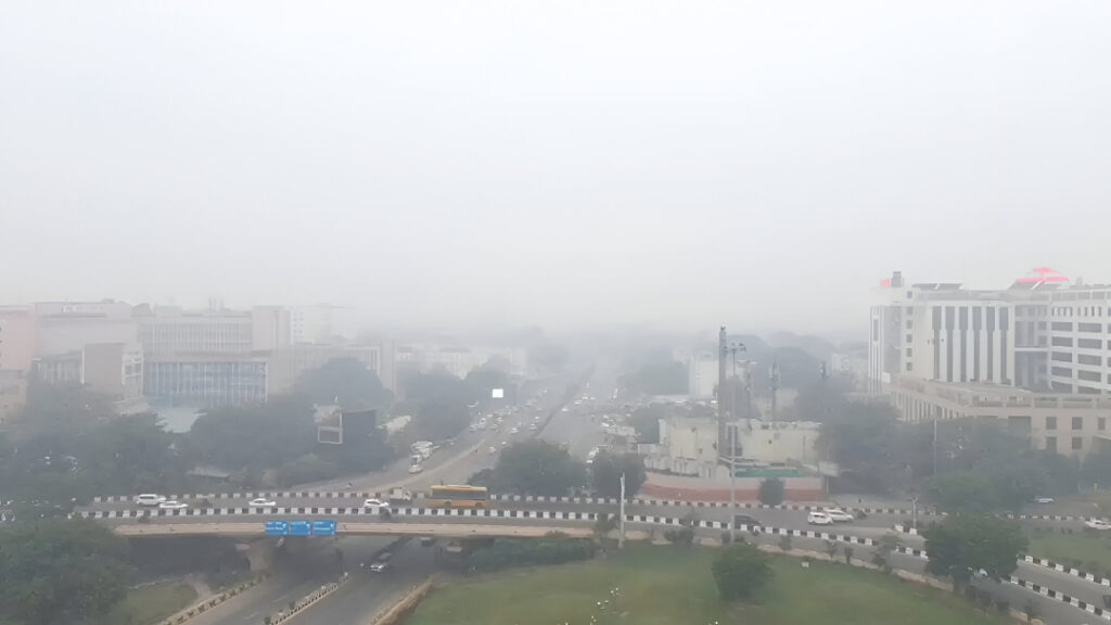 Foggy Delhi Mornings Worsen, Metro and Road Traffic Affected as AQI Turns ‘Very Poor’